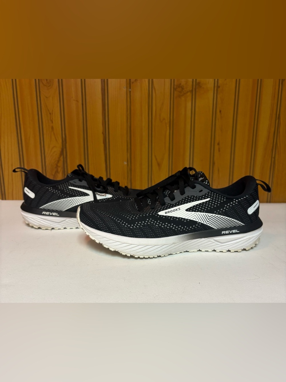 Brooks womens Revel Athletic Shoes - Black/White